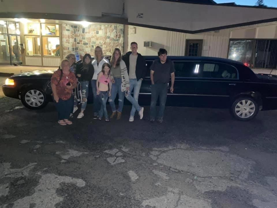 Falcon Lake Hotel Bagian luar foto