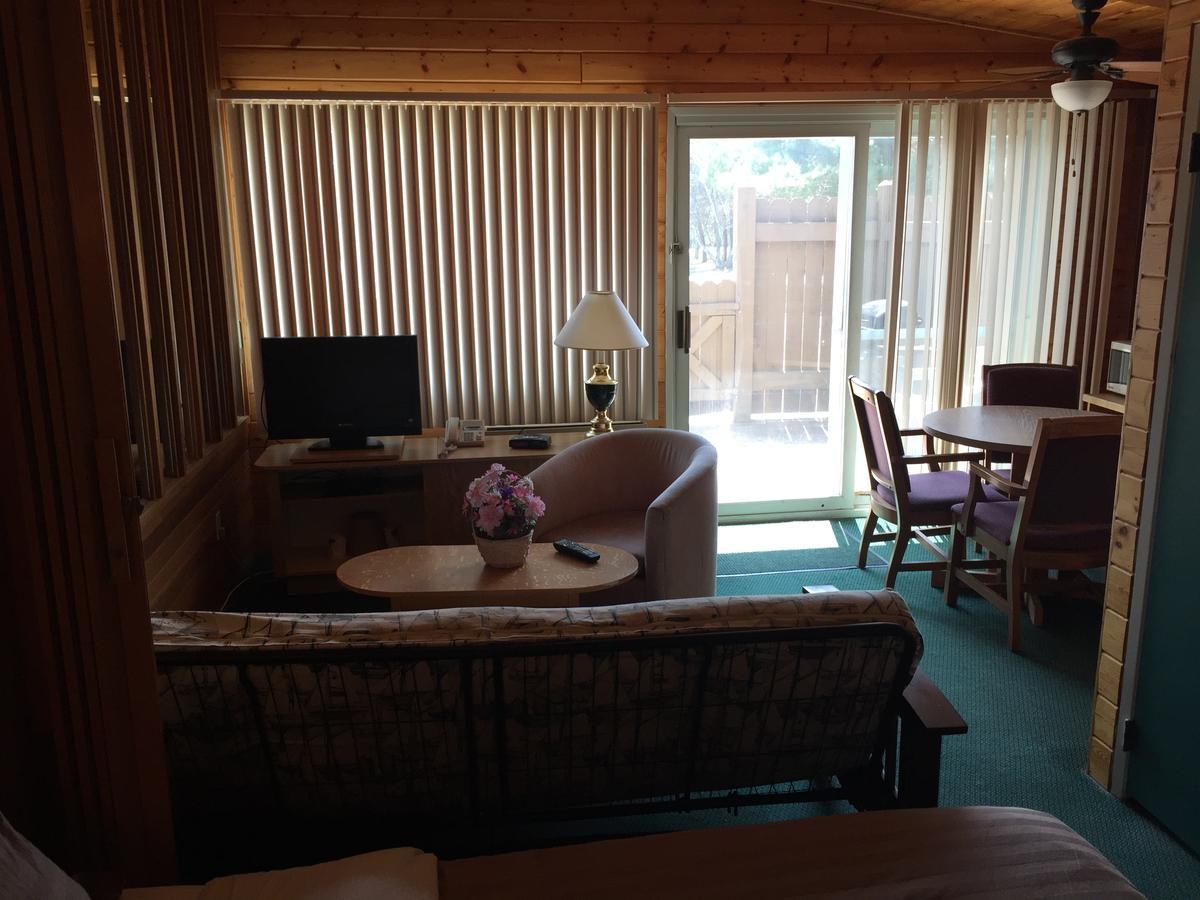 Falcon Lake Hotel Bagian luar foto
