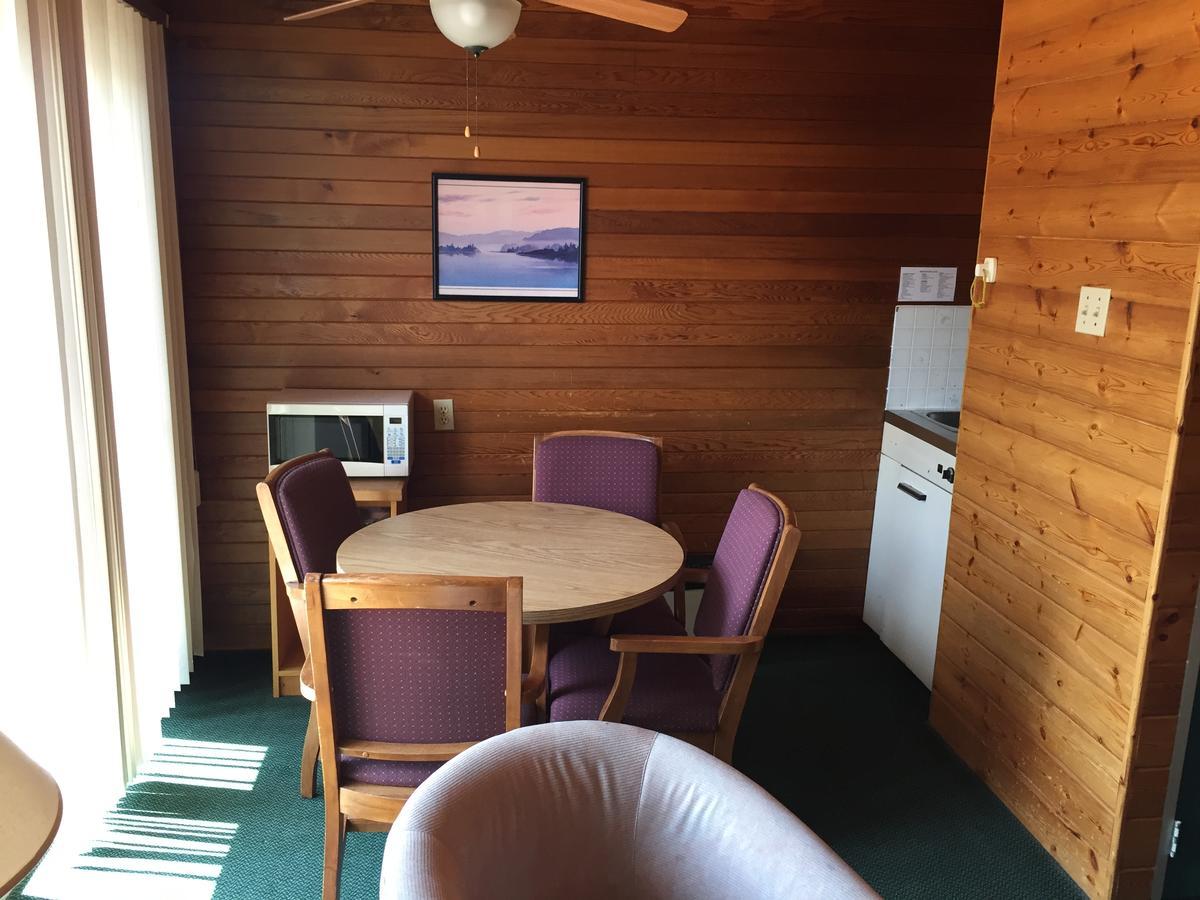 Falcon Lake Hotel Bagian luar foto