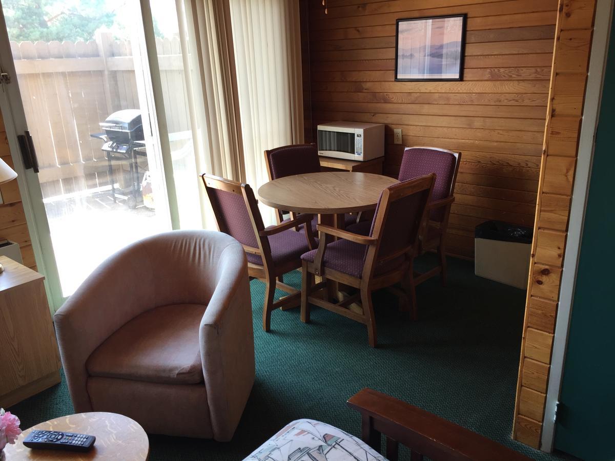 Falcon Lake Hotel Bagian luar foto