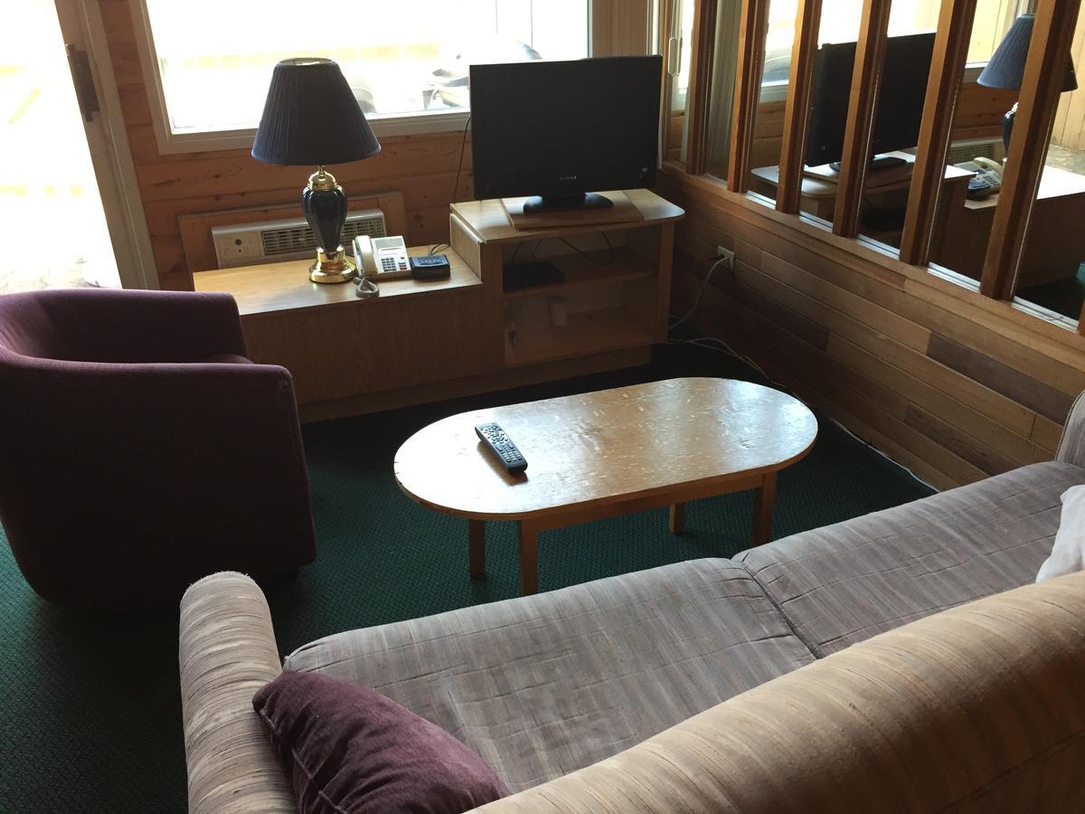 Falcon Lake Hotel Bagian luar foto