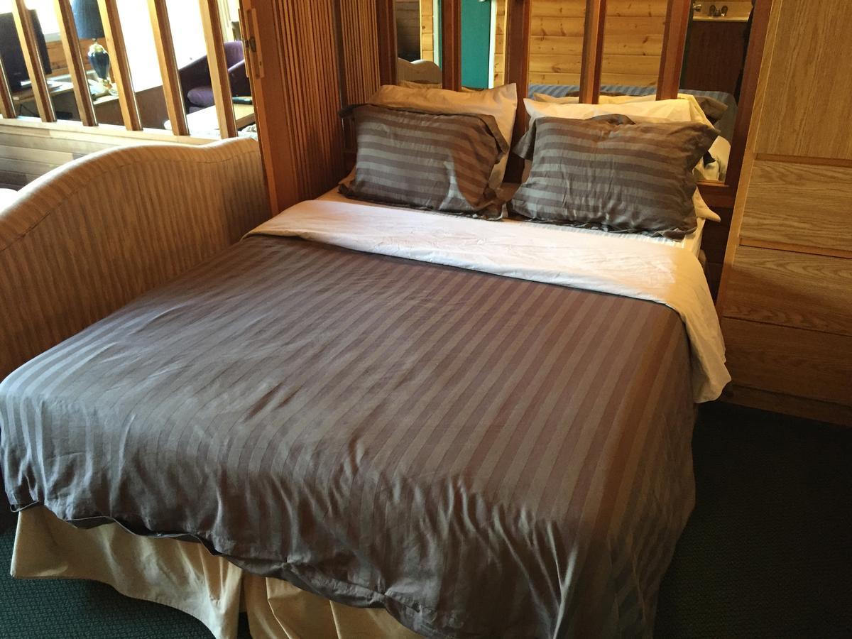 Falcon Lake Hotel Bagian luar foto