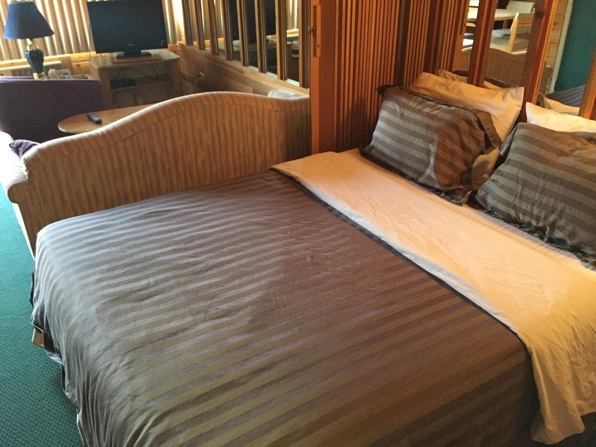 Falcon Lake Hotel Bagian luar foto