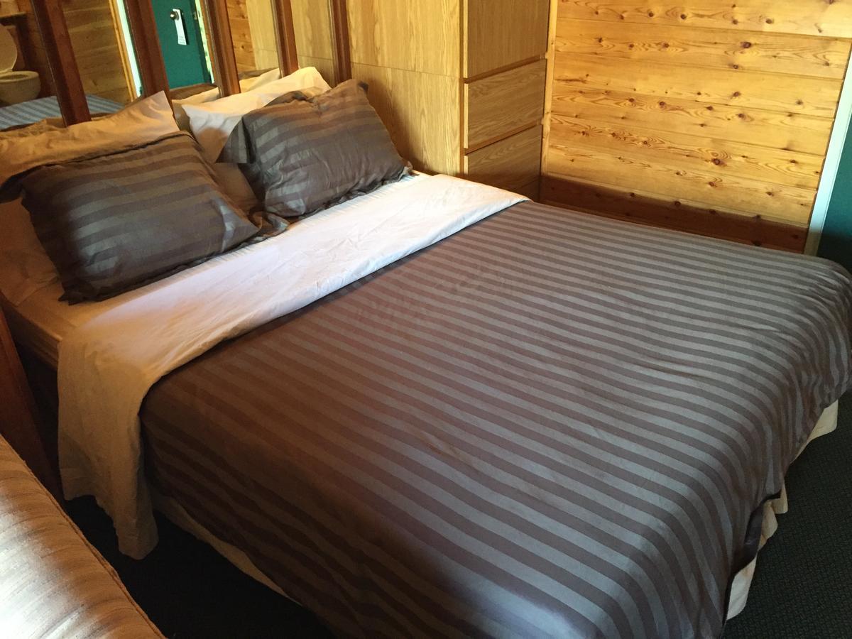 Falcon Lake Hotel Bagian luar foto