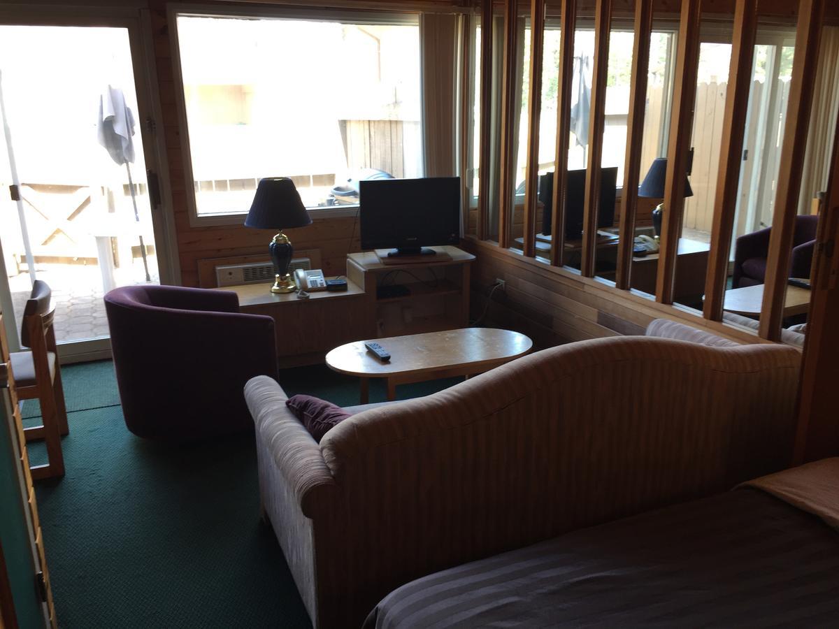 Falcon Lake Hotel Bagian luar foto
