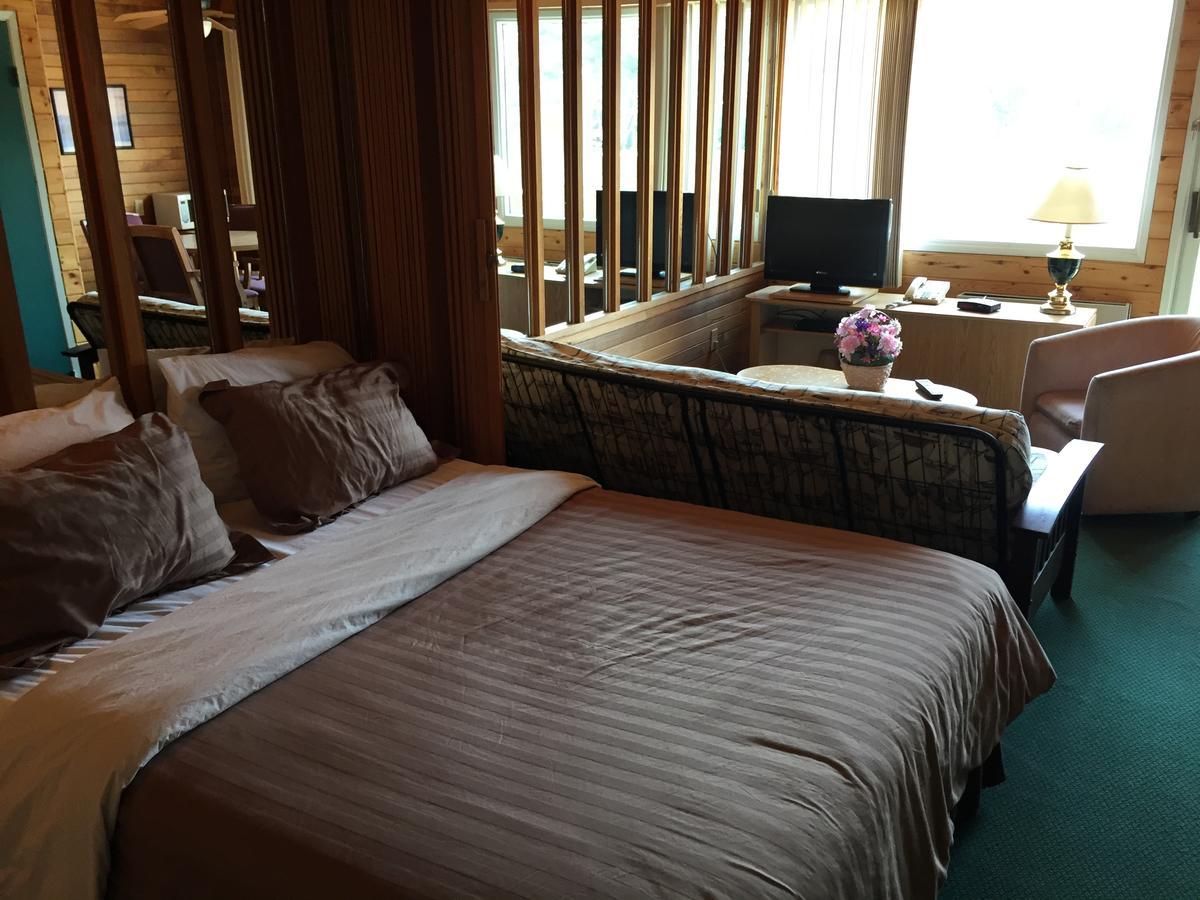 Falcon Lake Hotel Bagian luar foto