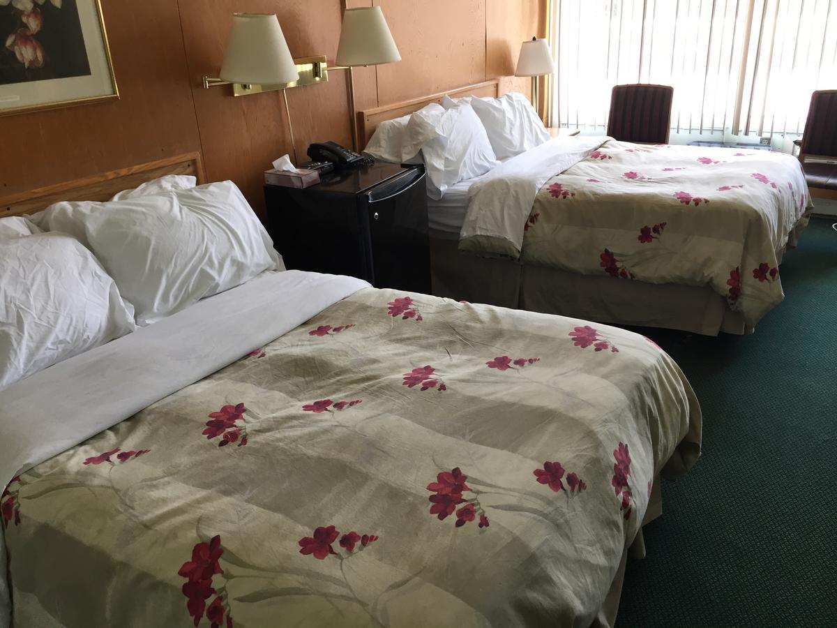 Falcon Lake Hotel Bagian luar foto