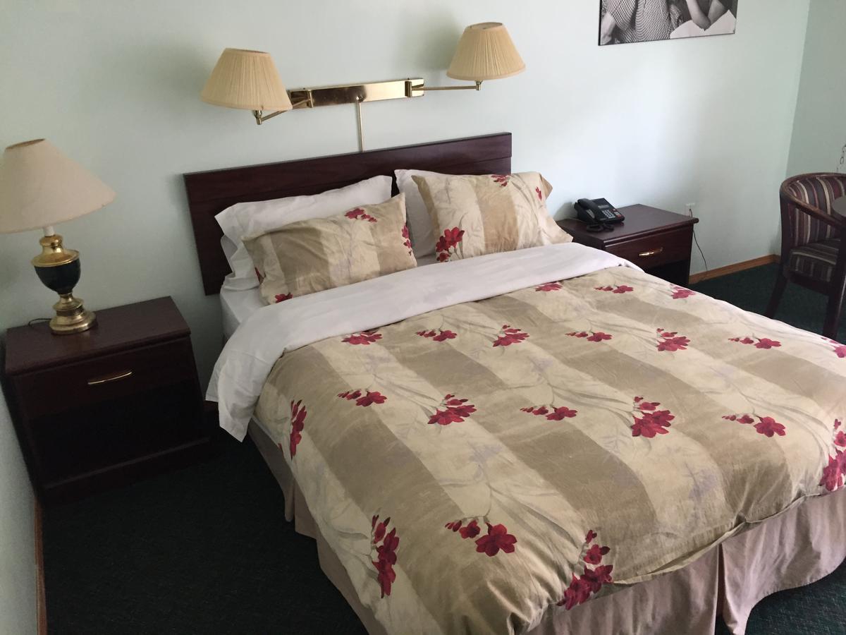 Falcon Lake Hotel Bagian luar foto