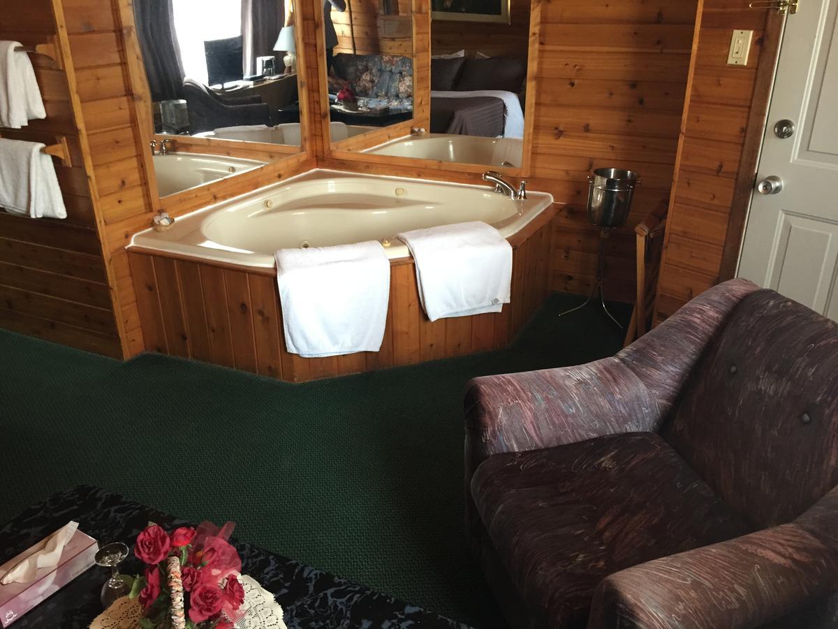 Falcon Lake Hotel Bagian luar foto