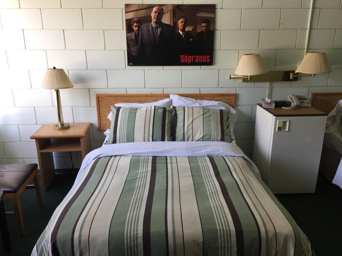 Falcon Lake Hotel Bagian luar foto