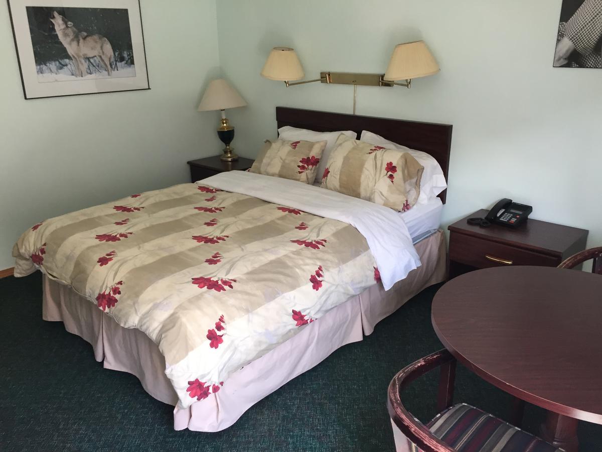 Falcon Lake Hotel Bagian luar foto