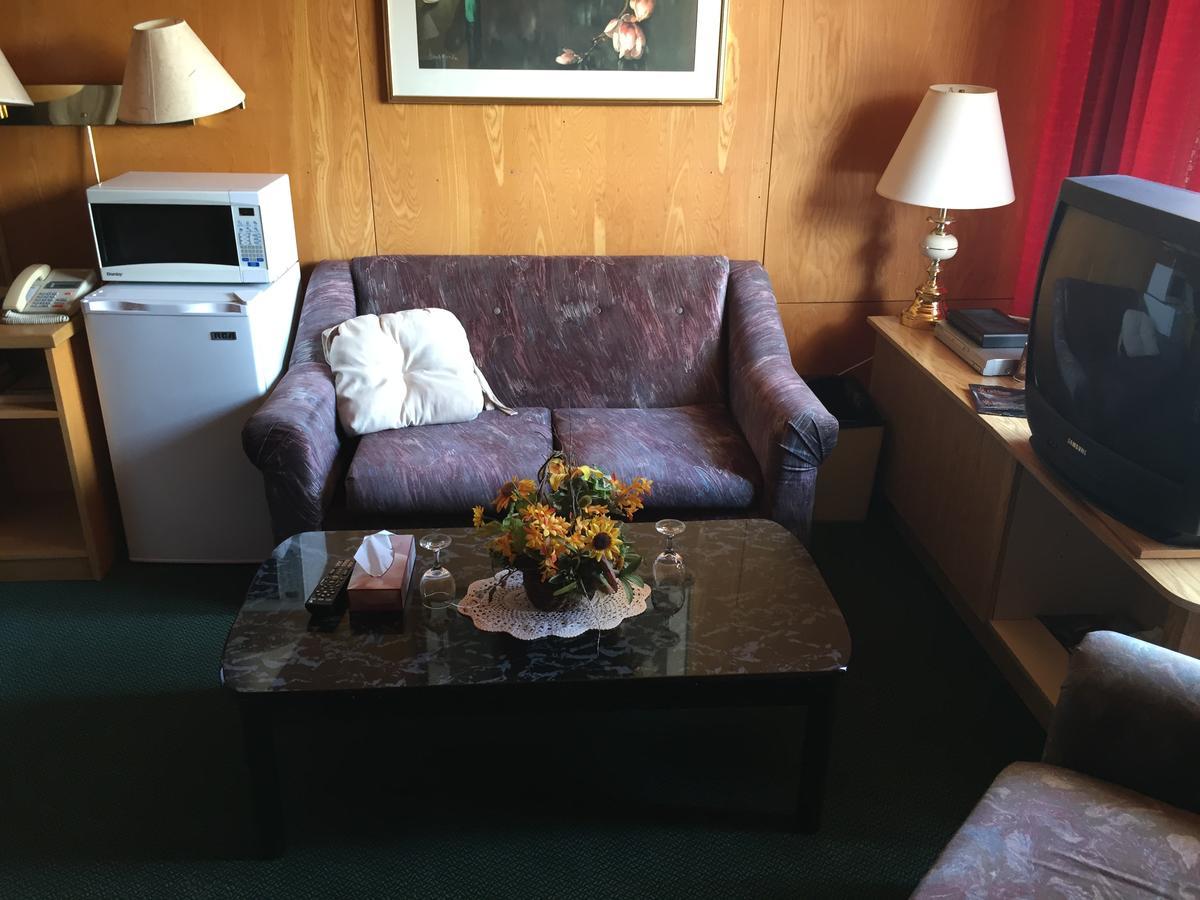 Falcon Lake Hotel Bagian luar foto