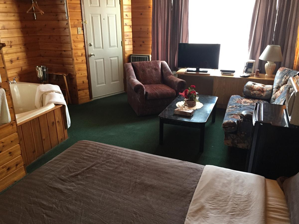 Falcon Lake Hotel Bagian luar foto