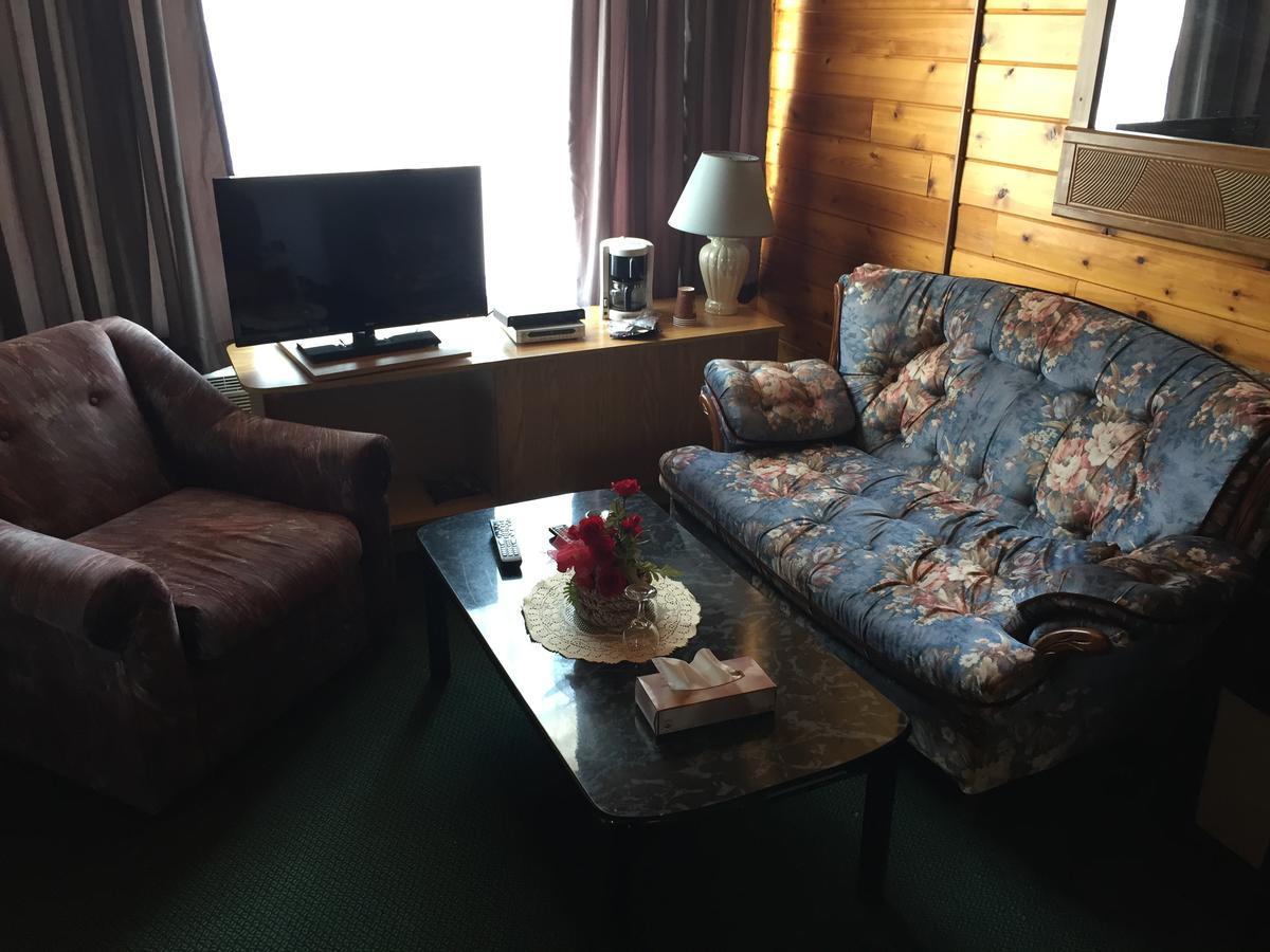 Falcon Lake Hotel Bagian luar foto