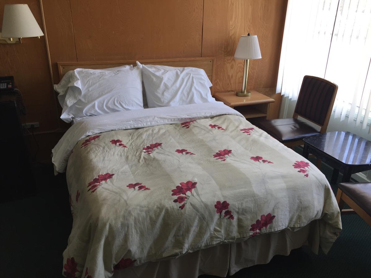 Falcon Lake Hotel Bagian luar foto