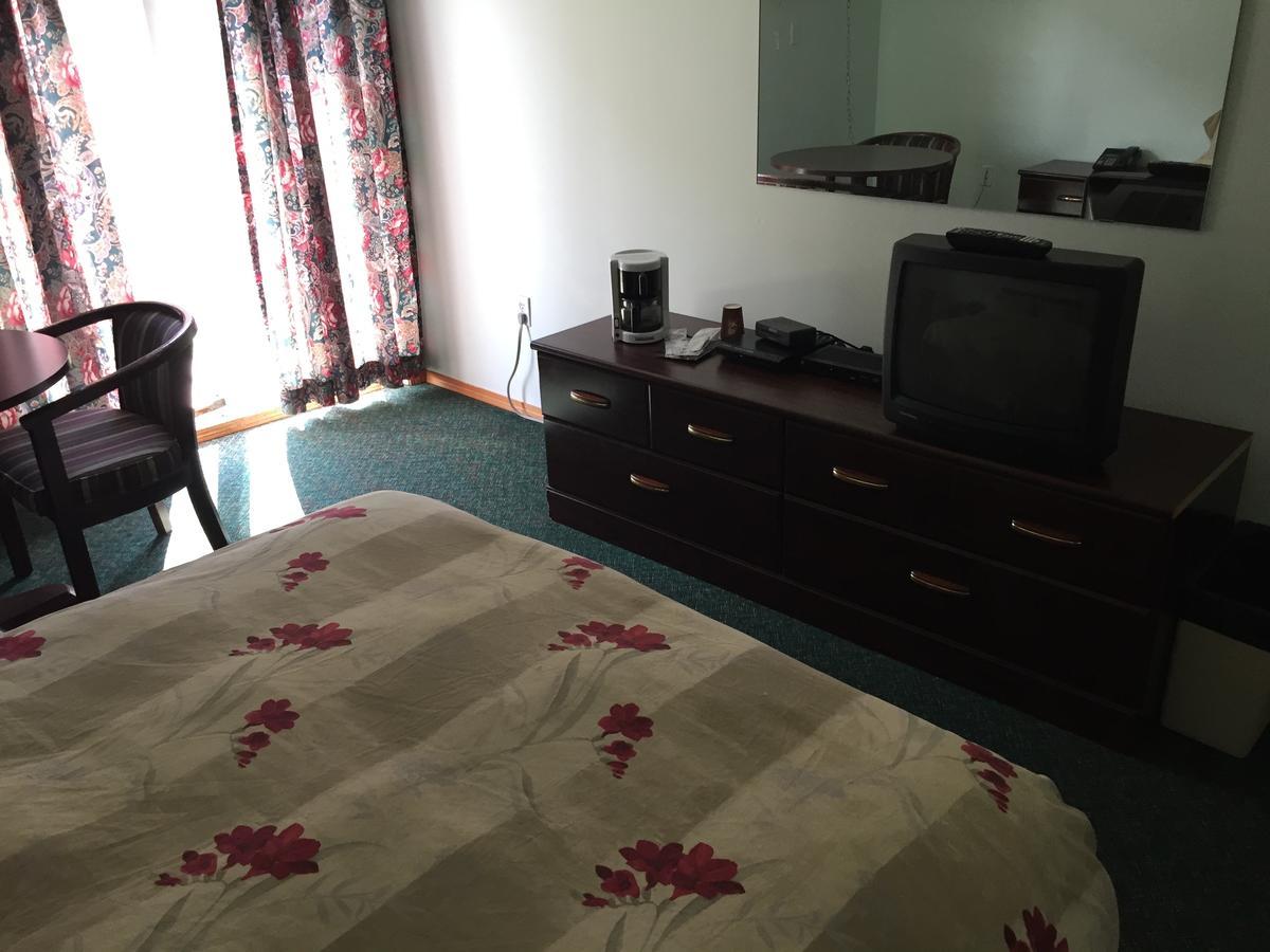 Falcon Lake Hotel Bagian luar foto