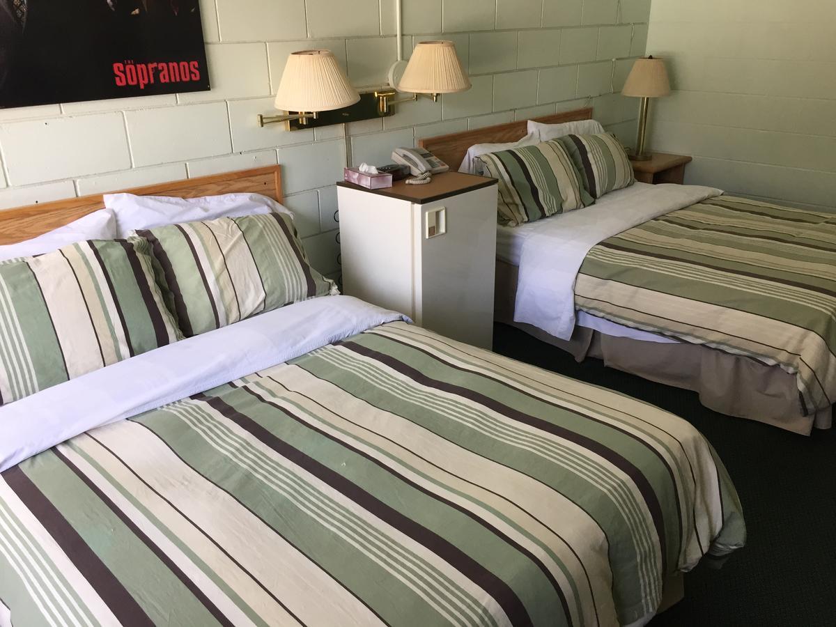 Falcon Lake Hotel Bagian luar foto