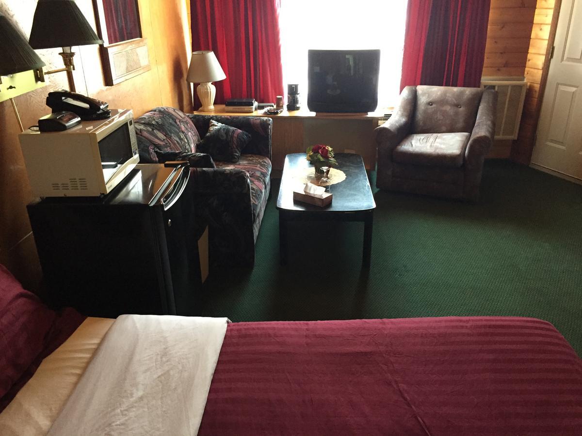 Falcon Lake Hotel Bagian luar foto