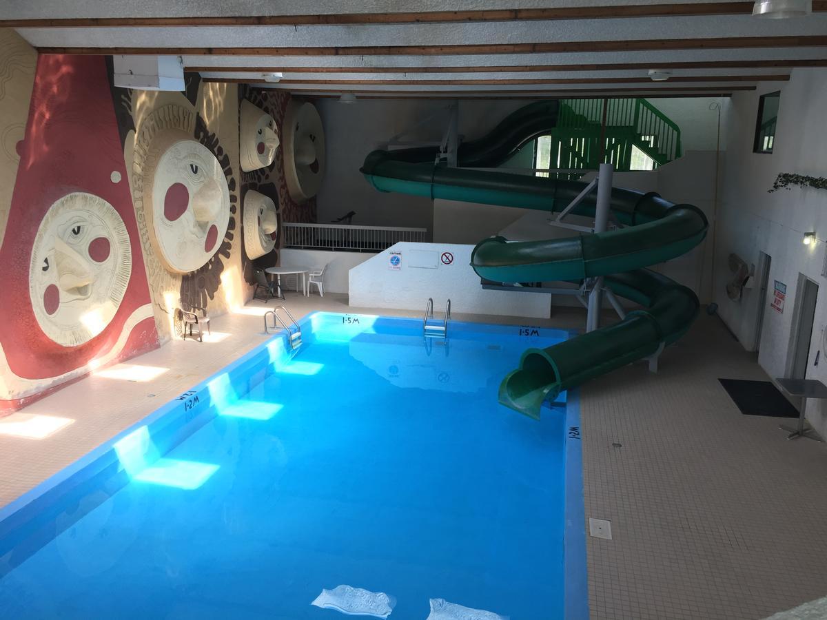 Falcon Lake Hotel Bagian luar foto