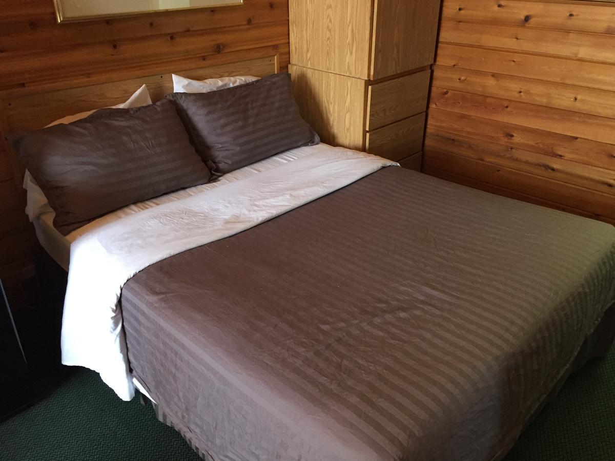 Falcon Lake Hotel Bagian luar foto