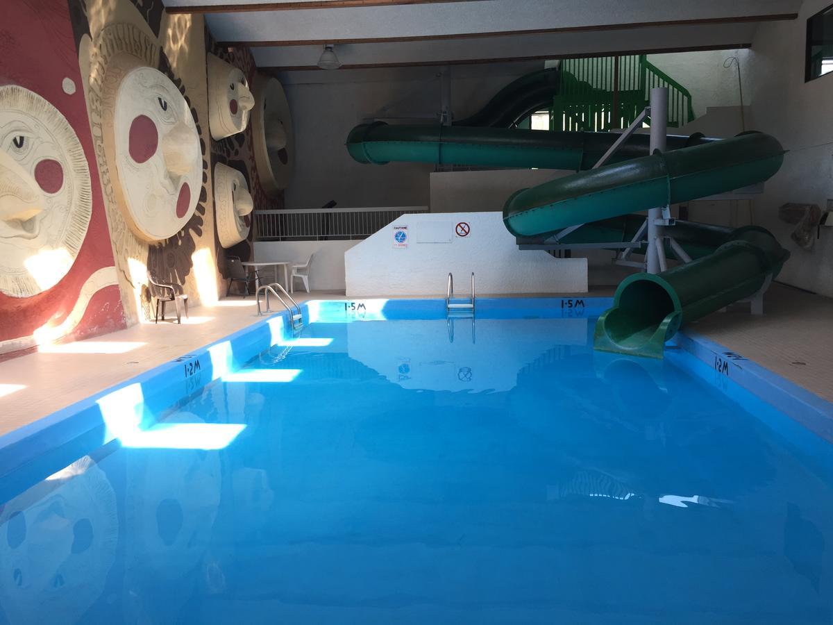 Falcon Lake Hotel Bagian luar foto